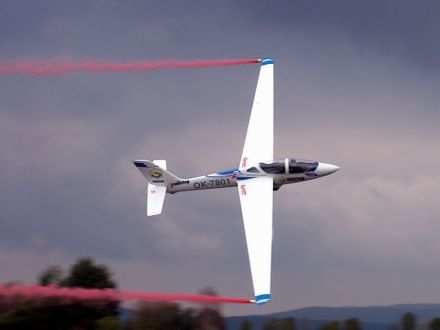 16.9.2012 Letecký program Flying Bulls vítězové World Grand Prix FAI Extra 300 účastník Red Bull Air Race Martin
