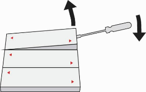 9. Připojte kabeláž, podle popisu v kapitole Elektrická montáž. Dbejte, aby kabeláž nebyla přivřena při montáži plastového krytu. Správné vedení kabeláže je znázorněno na obrázku. 10. 11. 12. 13.