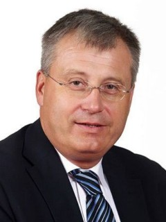 Prahy (TOP 09) v nepřítomnosti primátora je pověřen jeho zastupováním, neurčí-li primátor jiného náměstka, oblast finanční politiky MHMP, Mariánské nám. 2, Praha 1, dveře č.