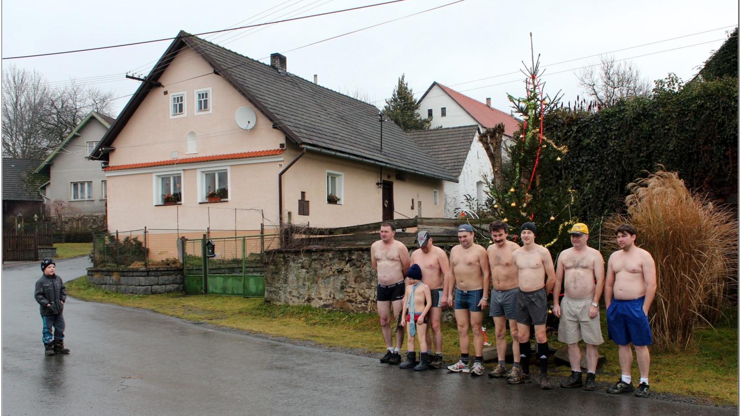 KLADRUBCE Nový rok vítají v Kladrubcích již tradičně Novoročním během obcí.