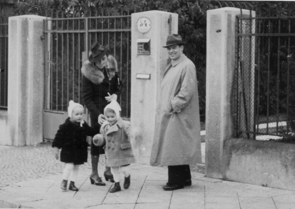 Obr. 1. Rosi a Jaromír Láskovi se syny před vlastní vilou. Stavebník Jaromír Láska byl nadšený amatérský filmař a fotograf.