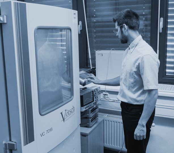 Klimatické a tepelné zkoušky Vybavení laboratoře klimatických zkoušek je využíváno k simulaci prostředí, které slouží k ověření funkčnosti elektrických zařízení v daných podmínkách, nebo ke zjištění