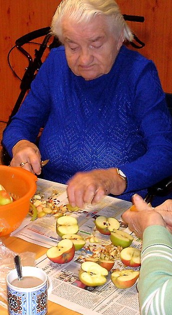 Dýně na výsttavu,, se míínka do koše I přesto, že u nás se Halloween neslaví, nebo aspoň naše generace ne, tak jsme si v léčebně při socioterapii vydlabali dýně.