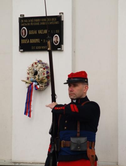 Jiřímu Filipovi, který byl symbolicky oděn v úboru povstalce z květnových dní roku 1945. Celým programem provázel předseda Jednoty br. Tomáš Pilvousek, který seznámil přítomné s historickým kontextem.