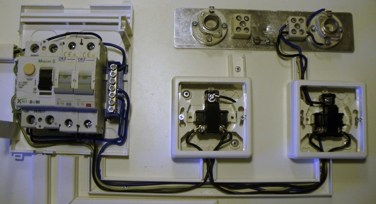 k) Zašroubujte ţárovku a uzavřete krycí částí elektroinstalačních lišt. l) Připojte světelný obvod ke zdroji napětí (24 V) a ověřte funkčnost.