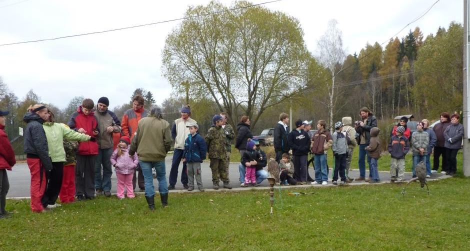 AUTOBUSOVÉ ZASTÁVKA NAŠÍ OBCE Během roku 2010 se podařilo dokončit opravy tří autobusových zastávek v Dolní Moravici.