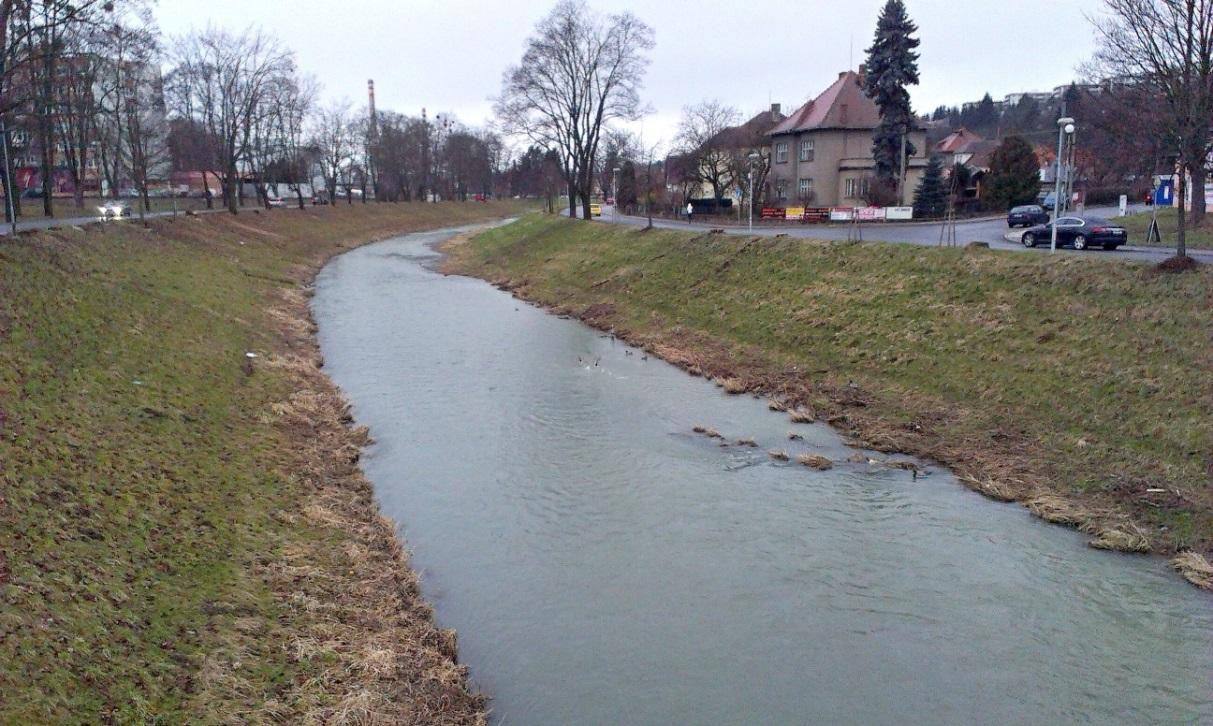 Řeka Dřevnice Dřevnice je menší řeka tekoucí napříč severní částí okresu Zlín. Pramení na jižním úbočí vrchu Troják v Hostýnských vrších v nadmořské výšce 551 m.