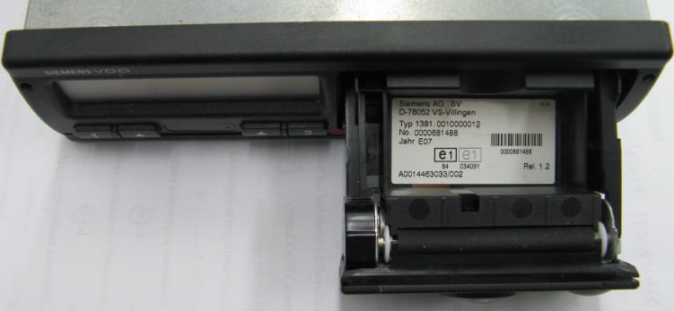 Obrázek č. 6 Výrobní štítek u digitálního tachografu je umístěn v zásuvce tiskárny pod ruličkou papíru.