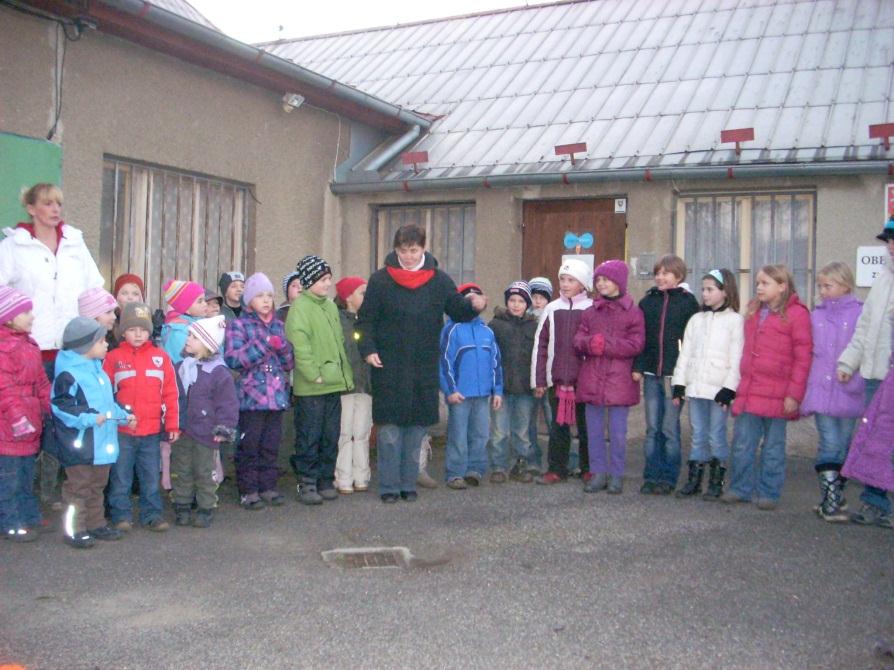 Za hojné účasti spoluobčanů se 27.11. v kostele sv. Petra a Pavla konal adventní koncert vokální skupiny Marika Singers, který zorganizovaly sestry paní Hana a Stáňa za svobodna Klabzubovi.