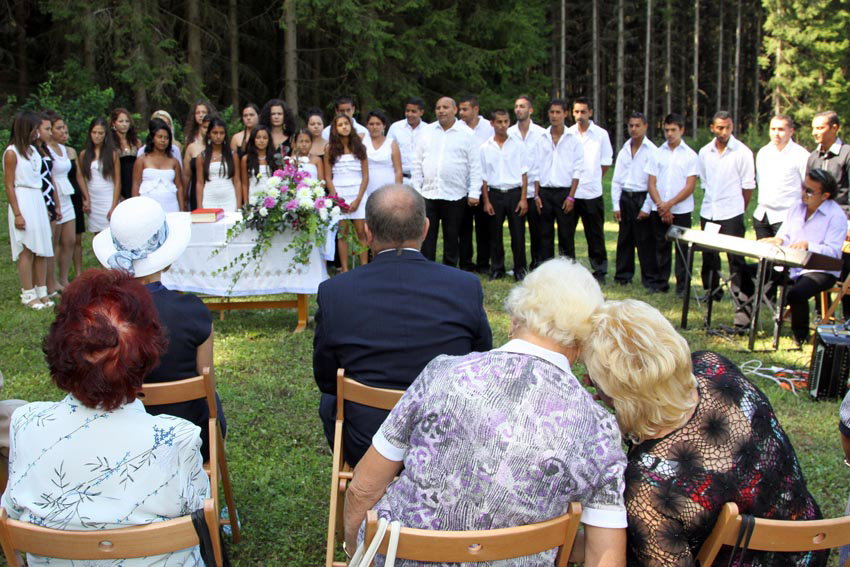 Chtěla bych poděkovat Mižovi za jeho lekce romského jazyka, za skvělou přednášku o tradicích a kultuře Romů a taky za hodně smutnou, ale důležitou přednášku o dějinách