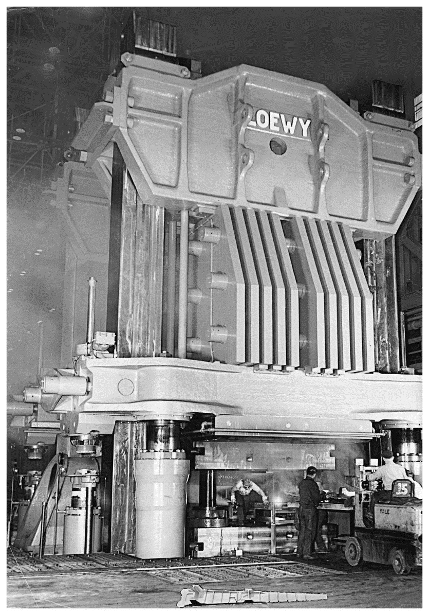 Obrázek 21 Hydraulický lis pro zápustkové kování LOEWY 500 MN (15) V letech 1971 až 1973 byl na bývalé Vysoké škole strojní a elektrotechnické - VŠSE (předchůdce Západočeské univerzity v Plzni),