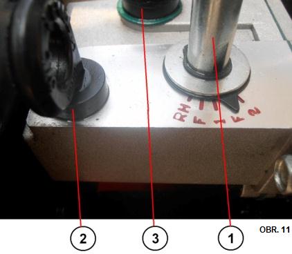 Připojte k zapalovací svíčce kabel zapalovací svíčky. Ujistěte se, zda je uvolněna páčka spojky. Při provádění startování a zastavení motoru dodržujte pokyny uvedené v návodu pro obsluhu motoru. 3.