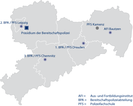 53 Další mapa (vlevo) popisuje dekoncentrovaná respektive detašovaná pracoviště služeb s celozemskou působností v rámci Saska (lékaři, psychologové, Říční policie, Policejní orchestr atd.). 54 Vpravo je znázorněno rozmístění kapacit Pořádkové policie (jejíž vedení sídlí nikoli v zemském hlavním městě Dráždanech, ale v Lipsku).