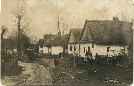 Obr. č. 3 Hospodáři na návsi představitelé obecní samosprávy, kolem roku 1917 Zprava: Jan Fojtík čp. 49 (roč. 1889) - Josef Hýbl čp. 2 (*1906) náměstek starosty obce v letech 1938-1945 - Jan Hýbl čp.