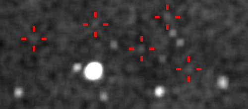 Parhelium 8/2007 6 Obrázek 2: Zvětšený výřez z jednoho z pořízených snímků. Červenými křížky jsou označeny sporné objekty.