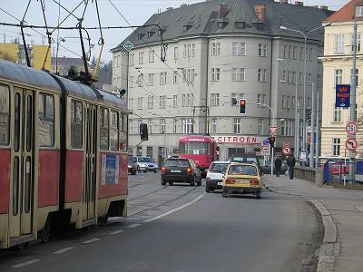 Obrázek č. 2 Dotaz: Jaká barva svítila na semaforu Odpověď na otázku (B) Otázky byly reprodukovány diktafonem formou telefonického hovoru, včetně zazvonění. Dotaz č.