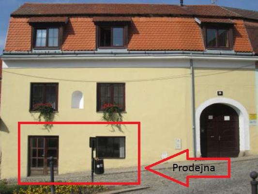 Prodejna se nachází v historickém centrum města, je tu proto těžké zaparkovat, avšak dostupnost pro pěší je výborná.