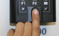 70 165 Přikládání prstů na senzor - spodní okraj nehtu má být umístěn do středu senzoru - prsty se na senzor přikládají mírným tlakem na dobu vyhodnocení (cca 1s) - prst by měl být přikládán