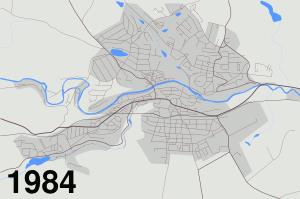 23 (Písek - Brno) a krajská páteřní komunikace druhé třídy č. 360, která spojuje město s dálnicí D1 u Velkého Meziříčí.