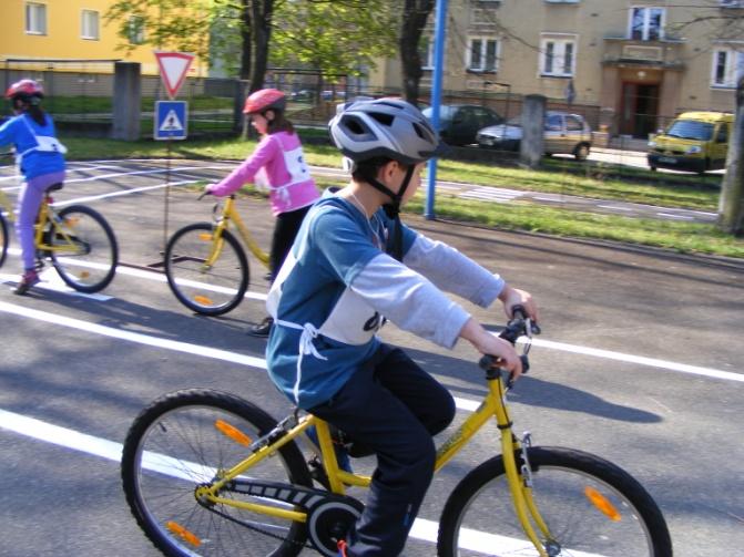 Policisté dohlíželi na malé cyklisty V průběhu dubna a května policisté dohlíželi na soutěžní disciplíny mladých cyklistů spojených zejména s jejich schopnostmi, vědomostmi a dovednostmi.
