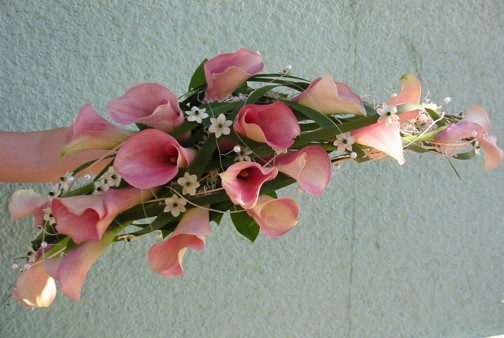 KYTICE DÁRKOVÁ V dárkové kytici většinou nepouţíváme vyztuţení květin drátem. K svátku či narozeninám obdarováváme oslavence dárkovou kyticí vázanou z květin, které má v oblibě.