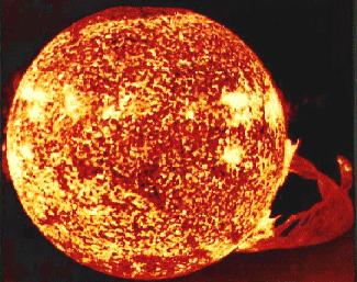 Slunce vzniklo asi před 5 Ga soustředěním hmoty v centru solární nebuly (mlhovina z prachu a plynů) vlivem gravitačního stlačení došlo k nukleárním reakcím, které byly zdrojem energie pro