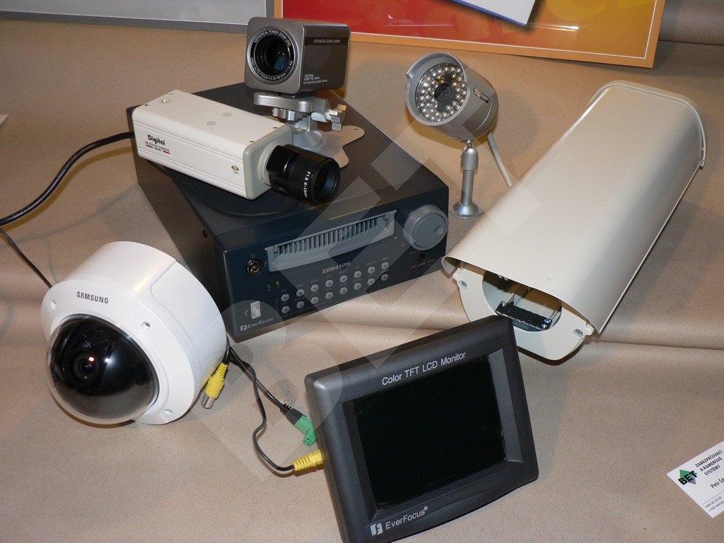 UTB ve Zlíně, Fakulta aplikované informatiky, 2010 41 Záznamová zařízení Slouží k nahrávání výstupu kamerových systémů.
