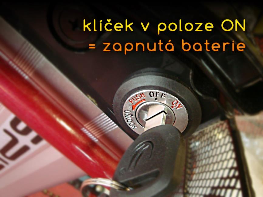 Baterie je opatřena 3polohovým zámkem: OFF (vypnuto) V této poloze je baterie mechanicky zajištěna proti vysunutí, ale elektricky odpojena od elektroinstalace tříkolky.