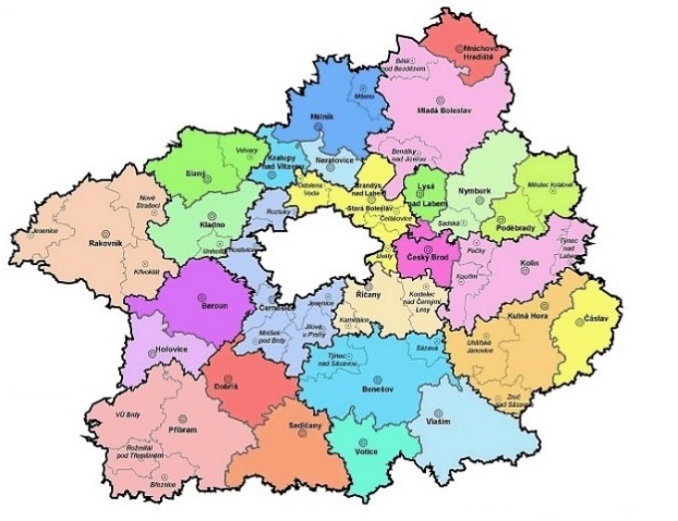Území kraje se dělí na 12 okresů (Rakovník, Kladno, Mělník, Mladá Boleslav, Nymburk, Praha východ, Kolín, Praha západ, Beroun, Příbram, Benešov, Kutná Hora) s 10 okresními městy.