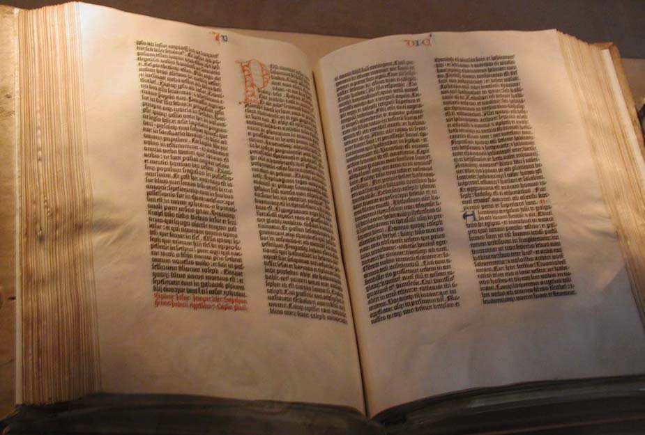 Obchodního partnera nalezl v bohatém měšťanu JOHANNESU FUSTOVI, který zapůjčil Gutenbergovi velkou sumu na výrobu dvousvazkové 42 řádkové Bible. Gutenberg na ní pracoval v létech 1452-1455.