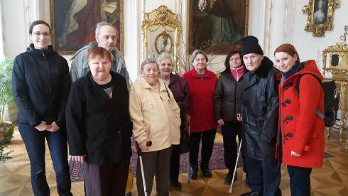 František a tradiční - nyní středeční pořad Kavárna pro seniory zahrnuje povídání, zpěv a soutěže pro účastníky (především Bingo).