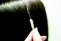 Metody prodlužování vlasů a jejich postupy 1) KERATIN Pro tuto metodu je potřeba mít vlasové prameny zakončeny keratinem (hmota, která je součástí struktury živých vlasů - vlasy po prodloužení