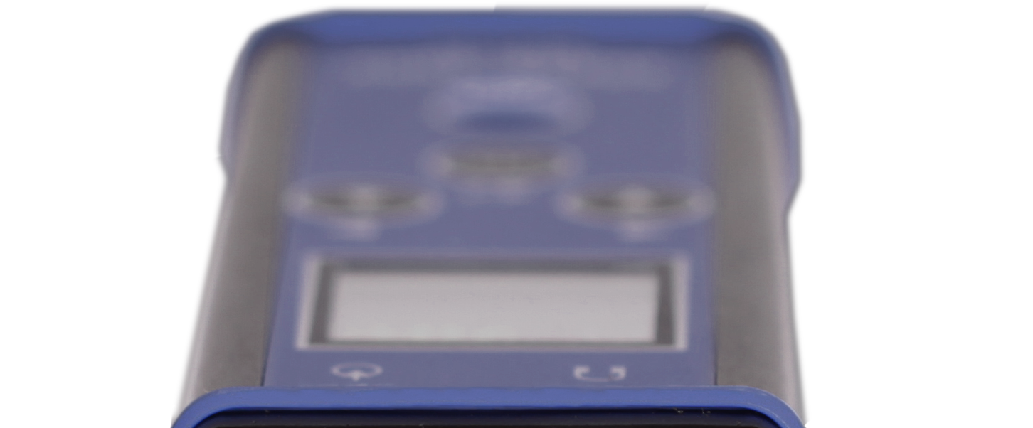 Připojovací konektory - horní panel Mikro USB Vstup pro snímač LED stroboskop Výstup pro sluchátka 3,5 mm jack Čidlo bezkontaktního teploměru Měření vibrací Na snímač přišroubujte na magnetickou