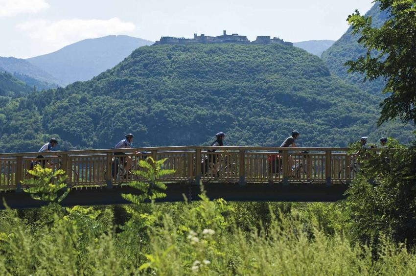 CYKLOTRASA V ROVERETU Zastavte se u nás v Roveretu a objevíte údolí řeky Adige při jízdě na kole po cestách, které vedou mezi vinicemi a hrady kraje Trentino, a samotné město Rovereto a jeho muzea!