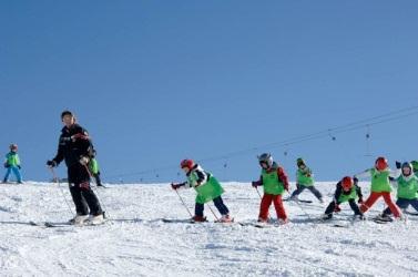 TÝDEN LYŽOVÁNÍ PRO STUDENTY Speciálně Leden březen 2016 2017 Cenová nabídka zahrnuje: 7 nocí v hotelu s polopenzí skipass Altopiano di Brentonico Monte Baldo na 6 dní lyžařskou školu na 6 dní po 2