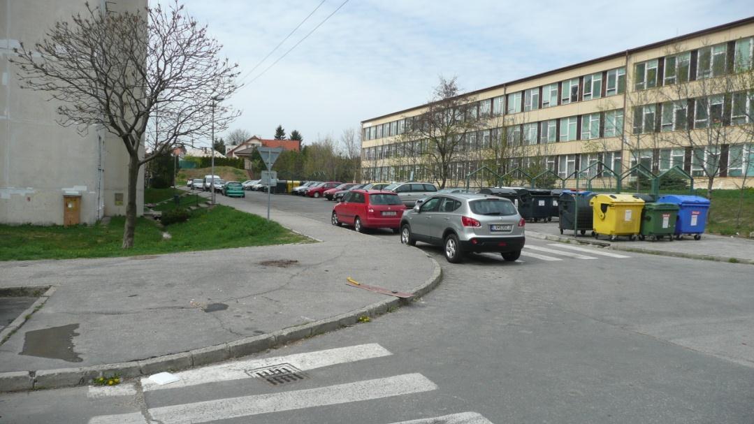 Parkovací kapacity (počet parkovacích stání) Bilance STN 736110 Komentář Místní Individuální Hromadné Celková Bilance Volná plocha Počet bytů komunikace garáže garáže kapacita (1 byt = 1 OA) Oblast