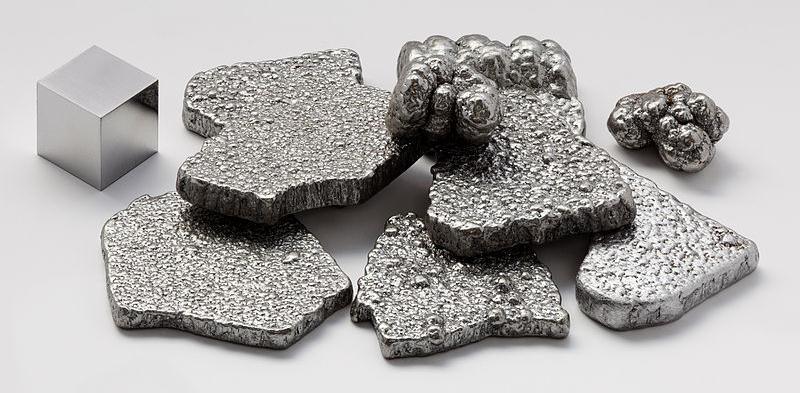 Železo VLASTNOSTI: stříbrolesklý, magnetický kov, snadno podléhá korozi