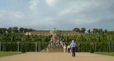 Cestovní ruch Sanssouci: Wartburg: Letní sídlo dynastie Hohenzollernů, rokokový zámek dominující rozsáhlému parku v Postupimi nedaleko Berlína, památka UNESCO.