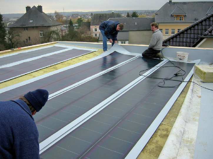 2 Instalace integrovaného fotovoltaického systému Před osazením jakéhokoliv systému na střešní konstrukci se musí zohlednit tři zásádní kritéria.