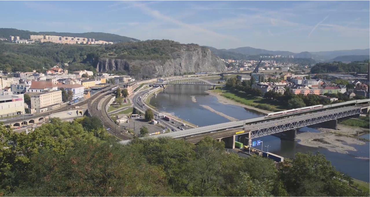 Z Ústí nad Labem do Prahy Starý a nový most přes Labe v Ústí nad Labem Pro zlepšení dopravní obslužnosti Lovosicka, Litoměřicka a Roudnicka bude prověřena možnost zřízení regionálního terminálu na