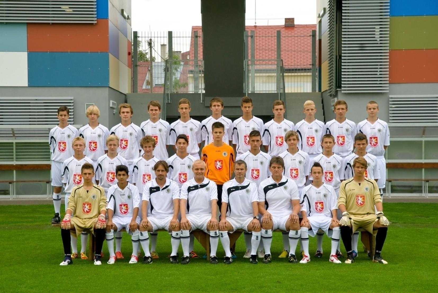 FC Hradec Králové U16 Tým U-16 hraje se stejnými soupeři jako tým U-17. Kategorie, která úspěšně skončila v létě se žákovským fotbalem se adaptuje na rychlejší způsob hry.