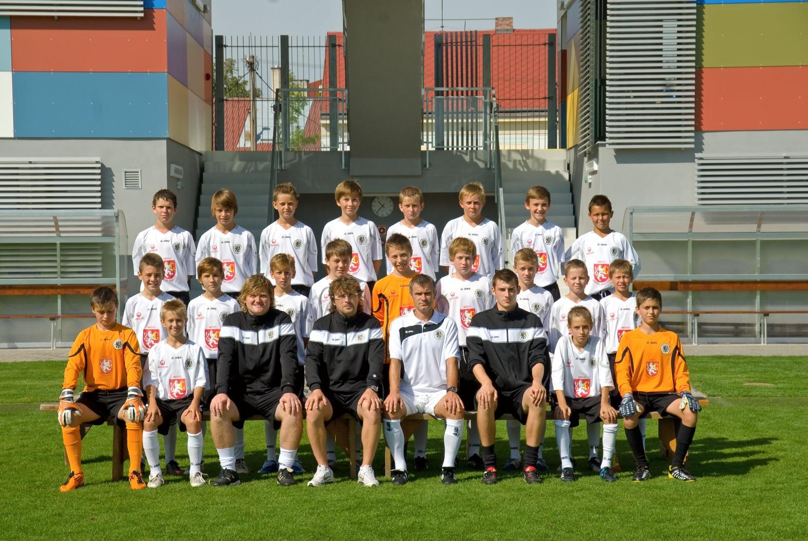 FC Hradec Králové U13 Ročník 2000, který má za sebou spoustu úspěšných mezinárodních zkušeností z turnajů ve středoevropském regionu, ale pro nás zůstává hlavní prioritou naučit borce perfektně