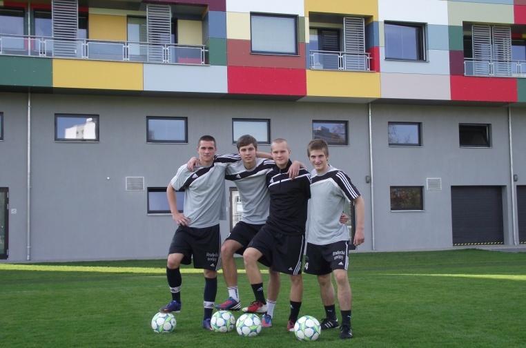 Fotbal je naše rodina. My společně jsme FC Hradec Králové. Ve sportovním centru mládeže je vše přizpůsobeno k optimální výchově mladých profesionálů.