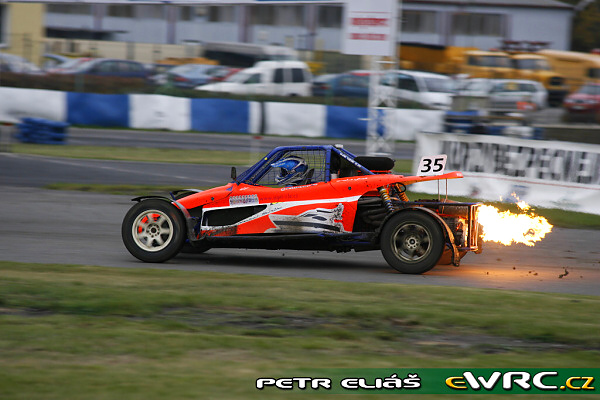 Parkování bude ajištěno na louce u autodromu.