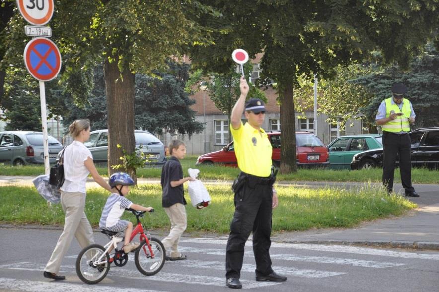 Městská policie Hradec Králové začátkem školního roku dohlíží na bezpečnost dětí na přechodech pro chodce. Na 16 vytypovaných přechodech zajišťují strážníci bezpečné přecházení dětí.