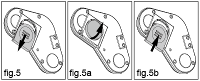 SLOŽENÍ FILTRU Opatrně protáhněte jednotku externích ovládačů s elektronikou bočním otvorem v kukle (viz.fig.
