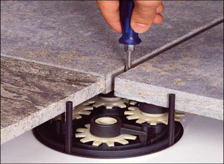 Provedení podložek nebo terčů má mnoho variant. Asi nejstarší variantou je pokládání dlaždic na sáčky naplněné suchou betonu směsí.