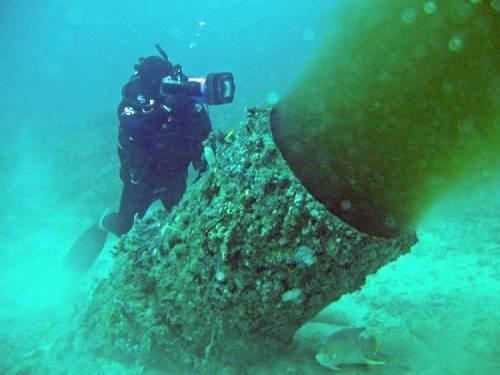 Znečištění vody nejdéle znečišťovaná oblast životního prostředí hlavní zdroje znečištění moří a oceánů ústí řek (P, N) velká města (OV) provoz lodí,