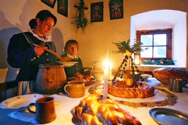 VÍTE ŽE... Tentokrát vám přinášíme pár zajímavých faktů o vánocích. Víte že vánoční stromky měly ochranitelskou funkci. Ozdobené větve rozdávali i koledníci.