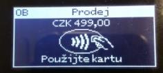 6. Na displeji mpos se objeví částka k zaplacení (například 499 Kč). Platební karta s čipem se vsouvá čipem vzhůru do slotu v dolní části mpos.